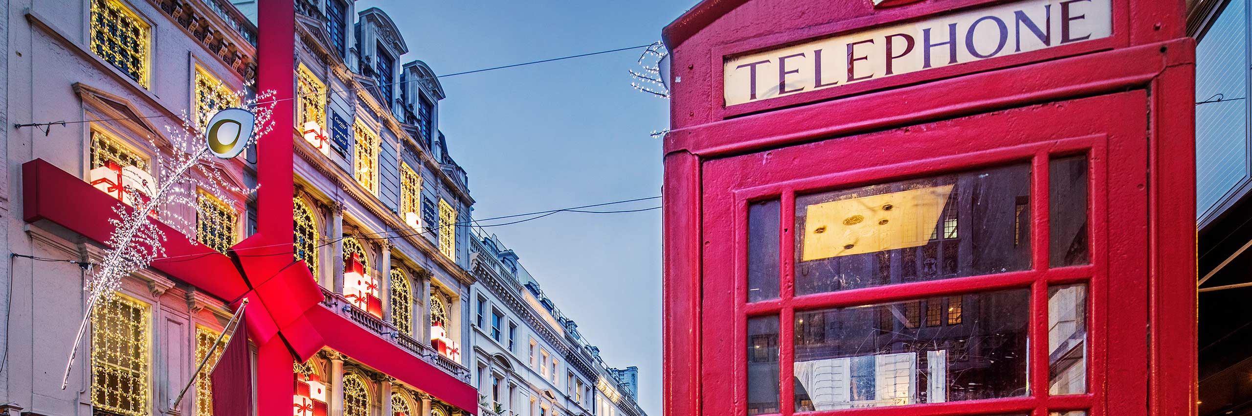 BVH-20643822 | UK/London, Cartier Store and Phone Box in New Bond Street in December | © Reinhard Schmid/4Corners